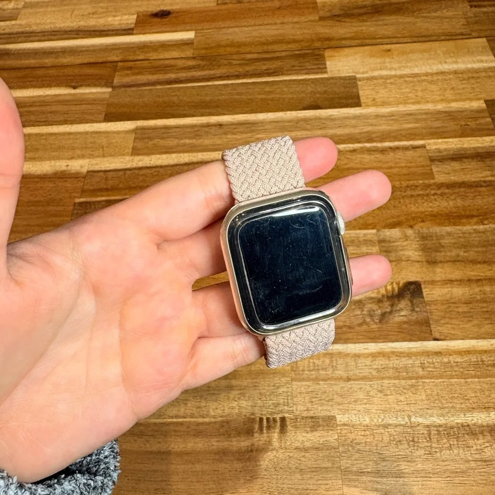 Apple Watch SE 40 MM Aluminum Case with Beige Band - Picture 1 of 3